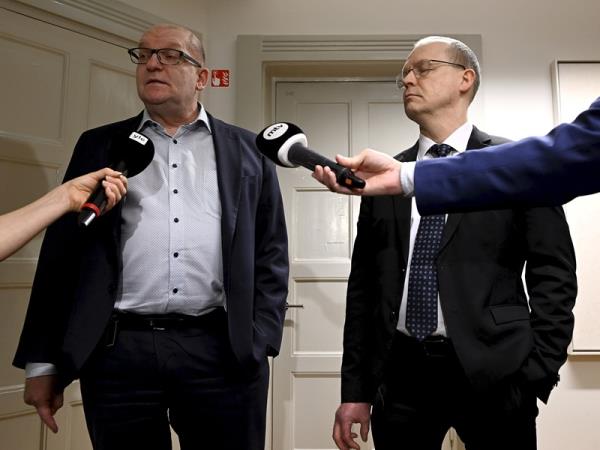 Riku Aalto, the chairperson of the Finnish Industrial Unio<em></em>n, and Jarkko Ruohoniemi, the chairperson of the Technology Industry Employers of Finland, spoke to reporters at the office of the natio<em></em>nal co<em></em>nciliator in Helsinki on Sunday, 9 February 2025.