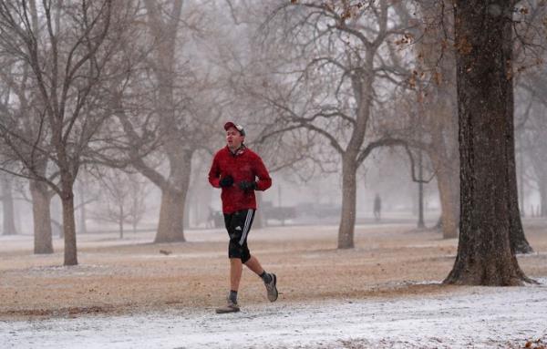 A runner co<em></em>ntends with snow while circling Washington Park as a winter storm sweeps over Colorado's Front Range communities Saturday, Feb. 15, 2025, in Denver. (AP Photo/David Zalubowski)