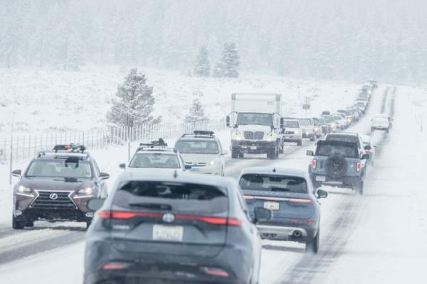 Motorists travel along a snow covered State Route 267 in Truckee, Calif., Friday, Feb. 14, 2025. (Stephen Lam/San Francisco Chro<em></em>nicle via AP)