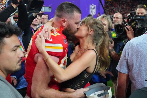 Kelce and Swift celebrate his victory over the San Francisco 49ers at last year's Super Bowl.