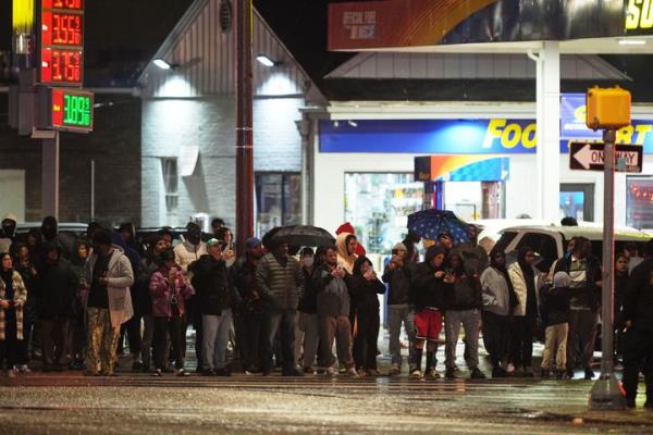 Bystanders watch as first respo<em></em>nders work the scene after a small plane crashed in Philadelphia, Friday, Jan. 31, 2025. (AP Photo/Matt Rourke)