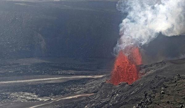 基拉韦厄火山的第13集带来了500英尺高的熔岩喷泉