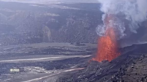 夏威夷火山在最近一次喷发中再次展示了高大的熔岩喷泉